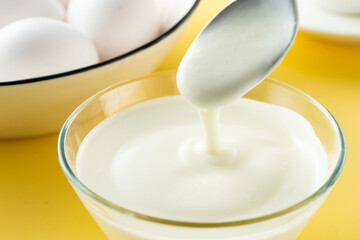 朝食にヨーグルトを食べる