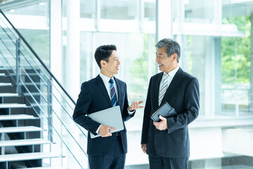 打ち合わせするビジネスマン