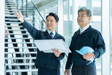 現場で打ち合わせする作業服のビジネスマン