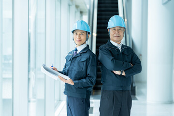 現場で打ち合わせする作業服のビジネスマン