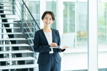 オフィスで働くビジネスウーマン