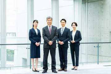 Fototapeta premium 並んで立つビジネスパーソン