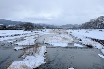 日本、京都、城市、山、鴨川、冬絶景、雪景色、冬の絶景、ポット、旅行、風景、旅、森,、自然、空,、冬、木、写真素材	
