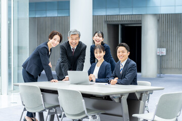 打ち合わせするビジネスパーソン