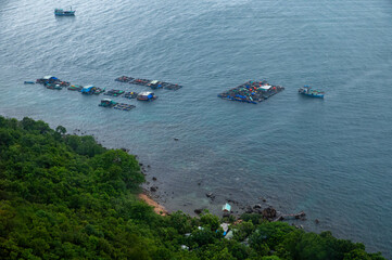 Obraz premium Aerial view of Phu Quoc's Hon Thom fishing port and coastline, captured from the scenic cable car route over turquoise waters