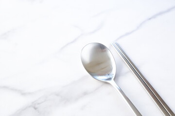 スッカラとチョッカラ - 韓国スタイルのステンレス製の食器。スプーンのスッカラと、お箸のチョッカラ
