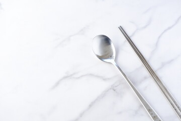 スッカラとチョッカラ - 韓国スタイルのステンレス製の食器。スプーンのスッカラと、お箸のチョッカラ
