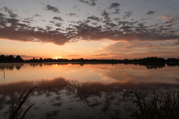 Piękny wschód słonca nad wodą, tło tapeta. © Elżbieta Kaps