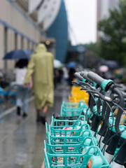 Obraz premium Commuters at subway station during heavy rain