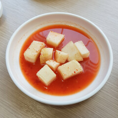 깍두기
제목 영어 (5개 이상 단어 사용, 150자 이내):
A close-up of a bowl of kkakdugi, a savory and wholesome Korean diced radish kimchi.