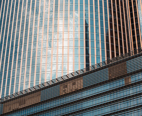 Naklejka premium mirrored windows of the facade of an office building with blue panels