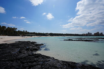 clear shoaling beach and charming clouds