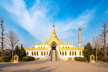 Obraz premium Buddhist style building in the White Horse Temple in Luoyang, China