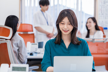 オフィスで働く若い女性。
