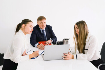 Obraz premium Business meeting with colleagues discussing strategies in an office setting