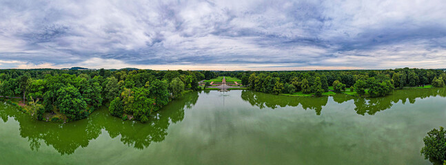 Park pałacowy w Świerklańcu w woj. śląskim w Polsce latem, panorama z lotu ptaka. Alejki, fontanny, stawy oraz ciekawy kompleks leśny. © Franciszek