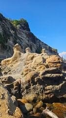 scogliera rocciosa in toscana all'isola d'Elba