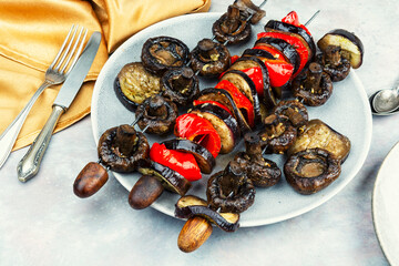 Grilled vegetables on skewers.
