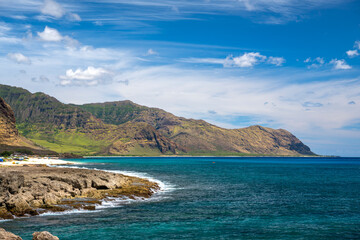 Fototapeta premium A bright view of the rugged coastline on the west side of Oahu, Hawaii, near Makua Beach.