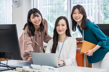 オフィスで仕事をする社員。
