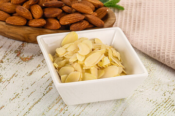 Sliced almond nut for culinary