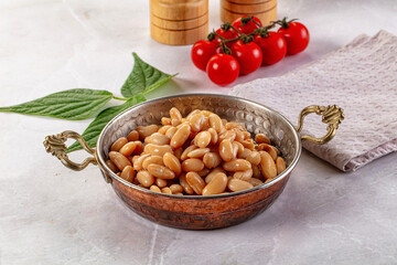 Canned white kidney beans in the bowl