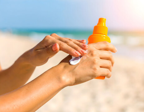 Mujer aplicando crema solar en pleno verano de Agosto