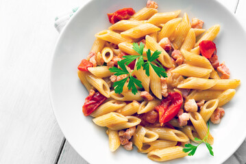 Mezze penne con pancetta e pomodorini, pasta italiana 