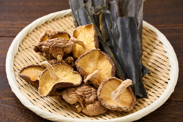 干し椎茸と昆布｜和食の出汁素材として使われる乾物食材