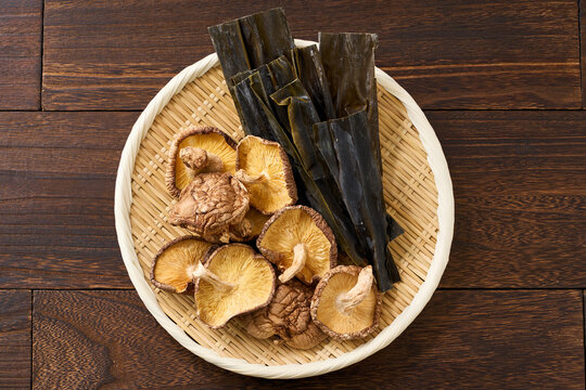 干し椎茸と昆布｜和食の出汁素材として使われる乾物食材