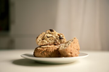 Golden-brown cookies are an indispensable snack or breakfast. The image is perfect for culinary blogs, recipe sites or bakery promotions.