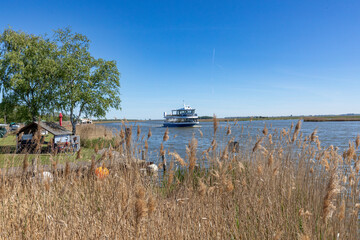 MS Seeheibad Zingst auf dem Bodden vor dem Hafen.