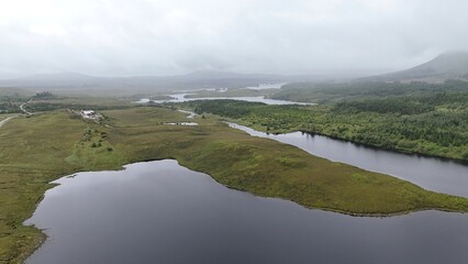 Fototapeta premium survol aérien des lacs du connemara en Irlande