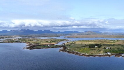 Fototapeta premium survol du connemara et du port de Roundstone en Irlande