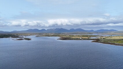 Obraz premium survol du connemara et du port de Roundstone en Irlande