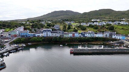 Fototapeta premium survol du connemara et du port de Roundstone en Irlande