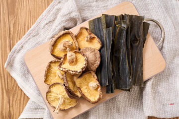 干し椎茸と昆布｜家庭料理に使われる和風の出汁素材