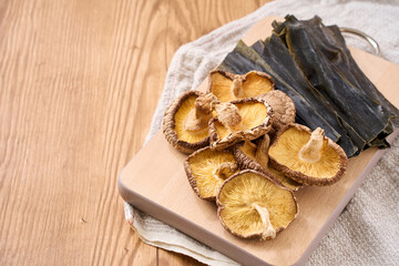 干し椎茸と昆布｜家庭料理に使われる和風の出汁素材