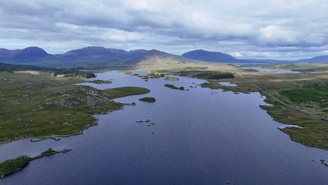 les lacs de la r&eacute;gion du Connemara en Irlande