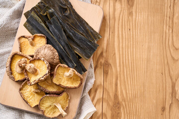 干し椎茸と昆布｜家庭料理に使われる和風の出汁素材