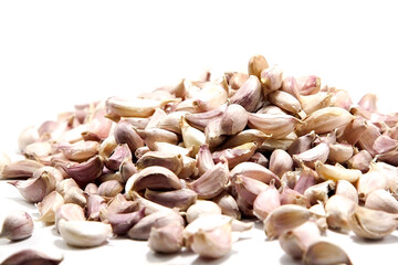 Little cloves of garlic are spices used to flavor and flavor food on a white background.