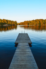 Holzsteg am See in Schweden &ndash; Abendstimmung mit Inseln, Wald und Spiegelungen