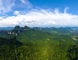 Obraz premium Lush mountain range panorama