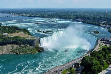 Vista aérea de las cascadas de Niagara desde torre cercana © Miguel