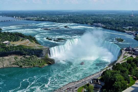 Vista a&eacute;rea de las cascadas de Niagara desde torre cercana