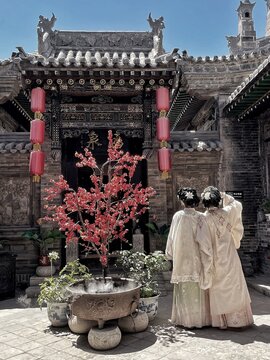 Mujeres en un patio en la ciudad de Pingyao, China