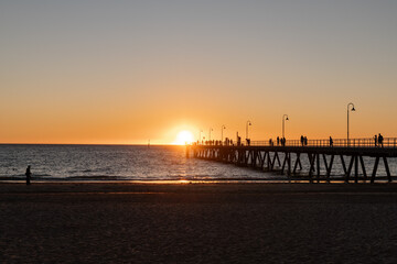 Obraz premium Sunset beyong Glenelg Jetty, Glenelg, Adelaide, South Australia, Australia