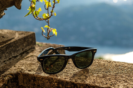 Sonnebrille liegt im romatischen Sonnenuntergang