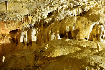 Jaskinia Niedźwiedzia – najdłuższa jaskinia w Sudetach, położona w Masywie Śnieżnika. Odkryta podczas eksploatacji kamieniołomu marmuru. Dolny Śląsk, Polska, Europa,