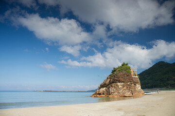 島根県出雲市の観光名所の一つ青空が広がる夏の稲佐の浜
